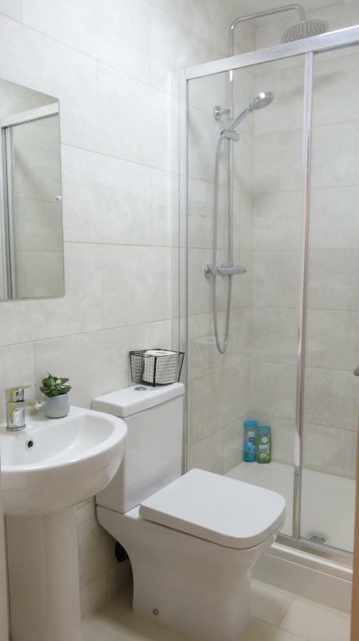 Luxury 2 Bed 2 Bath - Free Parking - 5Min To Airport - Sleeps 6 Appartement Ashford  Buitenkant foto