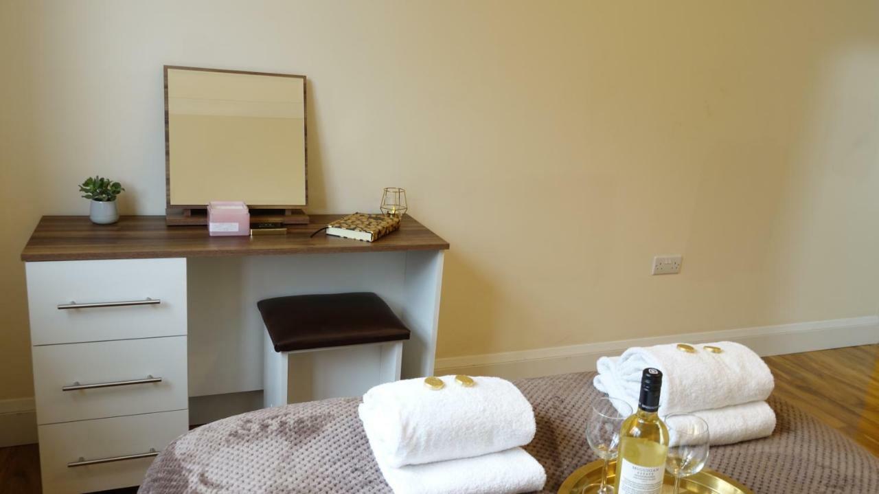 Luxury 2 Bed 2 Bath - Free Parking - 5Min To Airport - Sleeps 6 Appartement Ashford  Buitenkant foto