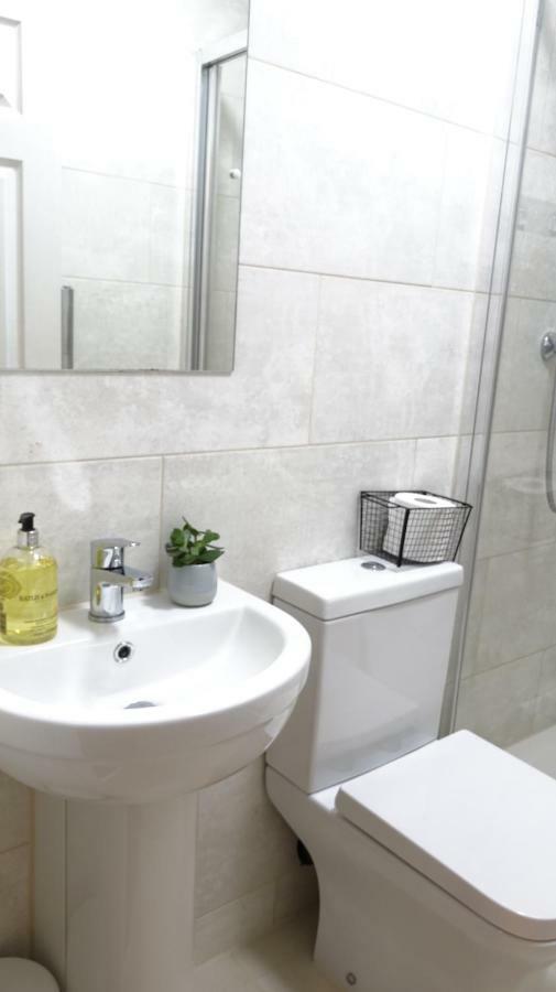 Luxury 2 Bed 2 Bath - Free Parking - 5Min To Airport - Sleeps 6 Appartement Ashford  Buitenkant foto